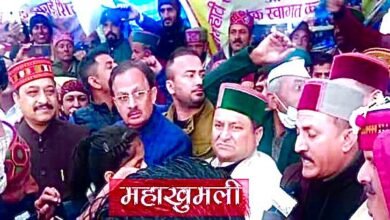 Photo of सांसद और विधायकों को खरी खोटी सुनाते रहे लोग, मुंह ताकते रहे नेता