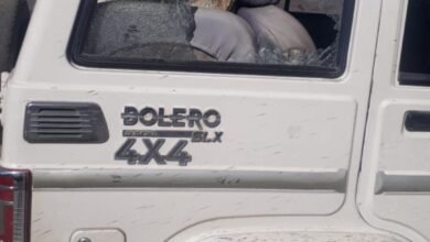 Photo of शरारती तत्वों ने सड़क पर खड़ी गाड़ी के तोड़ डाले शीशे