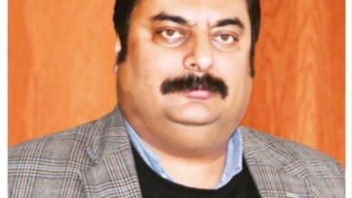 Photo of मुख्यमंत्री के चौपाल दौरे से लोगों में निराशा, स्थानीय विधायक  भी मांगे मनवाने में रहे नाकाम : रजनीश किमटा चौपाल : प्रदेश कांग्रेस कमेटी के संगठन महासचिव  रजनीश किमटा ने कहा है कि मुख्यमंत्री जयराम ठाकुर के दौरे से चौपाल निर्वाचन क्षेत्र के लोगों के हाथ निराशा ही लगी है। किमटा ने कहा कि चौपाल के विधायक सरकार के समक्ष क्षेत्र की मांगों को मनवाने में पूरी तरह से बिफल रहे हैं। बता दें कि चौपाल क्षेत्र के लिए कोई नई घोषणाएं नहीं हुई, इससे लोगों के हाथ मायूसी ही लगी है।   मुख्यमंत्री दौरे के दौरान जिन परियोजनाओं के उद्घाटन हुए वो पूर्व कांग्रेस सरकार के समय में शुरू किए गए थे। वहीं जो कुछ शिलान्यास हुए हैं, उनके लिए बजट का कोई प्रावधान नहीं किया गया है।  रजनीश किमटा ने स्थानीय विधायक बलवीर वर्मा पर हमला बोलते हुआ कहा कि वे पांच सालों में सरकार से चौपाल विधानसभा क्षेत्र के लिए विकास नही कर पाए। इससे चौपाल विकास के में पिछड़ता चला गया। संपूर्ण  चौपाल क्षेत्र में सड़कों की हालात बदतर हो गई है। जिसके  कारण सेब सीजन में लोगों को अपनी फसल मार्केट तक पहुंचाने में दिक्कत पेश आई। उन्होंने कहा कि विधायक सड़कों को दुरूस्त करवाने में नाकाम रहे। सड़कों की खराब हालात को देखते हुए स्थानीय विधायक ने हवाई दौरा करवाकर मुख्यमंत्री को इलाके की वस्तु स्थिति से अनजान रखा।  प्रदेश महासचिव ने चौपाल में स्वास्थ्य सेवाओं की बदतर स्थिति पर भी चिंता जाहिर करते हुए कहा कि पूरे विधानसभा क्षेत्र में स्वास्थ्य सेवाएं पटरी से उतर चुकी है। चौपाल और नेरवा के अस्पतालों को सिविल अस्पताल का दर्जा तो दिया गया , मगर सुविधाएं प्रथमिक स्तर की हुई है। अभी तक इन अस्पतालों में अल्ट्रा साउंड की सुविधाएं तक उपलब्ध नहीं  है।   किमटा की माने तो उनका ये कहना है कि बुधवार को नेरवा में हुए कार्यक्रम में स्थानीय विधायक ने लोगों को लुभाने का प्रयास कर कार्यक्रम में भीड़ जुटाने का प्रयास किया है। इतना ही नहीं कार्यक्रम के लिए सरकारी मशीनरी का  भी दुरूपयोग किया। बसों को रैली में लोगों को लाने के लिए लगाया गया, जिससे हालत यह रही कि अधिकतर बस रूटों को निरस्त किया गया, जिससे लोग खासे परेशान हुए।   उधर कार्यक्रम में आशा वर्कर, आंगनवाड़ी वर्कर, मनरेगा मजदूर और लाभार्थियों को लाकर भीड़ इकट्ठा करने का विधायक ने असफल प्रयास किया। लोगों के लिए बड़ी सौगातें दिलाने का आश्वासन विधायक ने दिया, मगर मुख्यमंत्री से किसी भी मांग को मनवाने में वे असफल रहे।  रजनीश ने कहा कि आजादी के अमृत महोत्सव और हिमाचल स्थपना के 75 साल पूर्ण होने वाले इस कार्यक्रम में 50 लाख से भी ज्यादा का खर्च किया गया है,जिसका अतिरिक्त बोझ प्रदेश की आम जनता पर पड़ेगा। प्रदेश की वर्तमान सरकार से आम जनता का मोह भंग चुका है, यही वजह है कि एक माह बाद होने वाले विधानसभा चुनाव में प्रदेश की जनता भाजपा को बाहर का रास्ता दिखाएगी